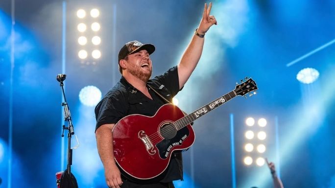 Concert Luke Combs – show live de muzică country pe scenă