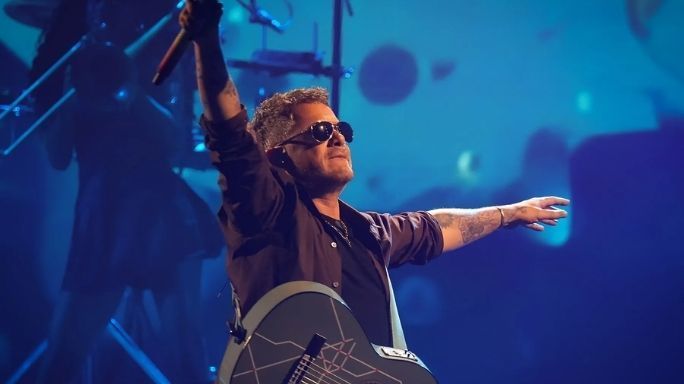 Alejandro Sanz live pe scenă – concert spectaculos cu atmosferă emoționantă
