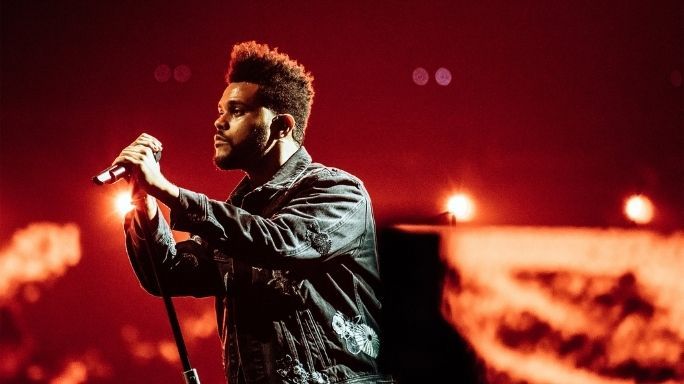 The Weeknd live pe scenă – concert spectaculos cu lumini și atmosferă intensă