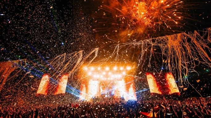 David Guetta live pe scenă – concert electrizant cu show vizual și energie intensă