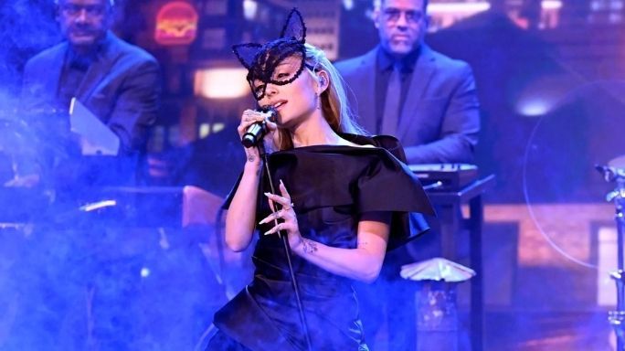 Ariana Grande live pe scenă – concert spectaculos cu voce impresionantă și atmosferă vibrantă