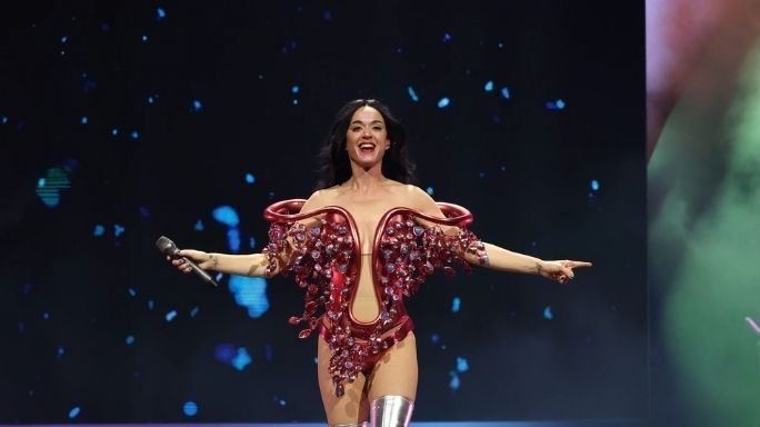 Katy Perry live pe scenă – concert spectaculos cu show vizual colorat și energie vibrantă