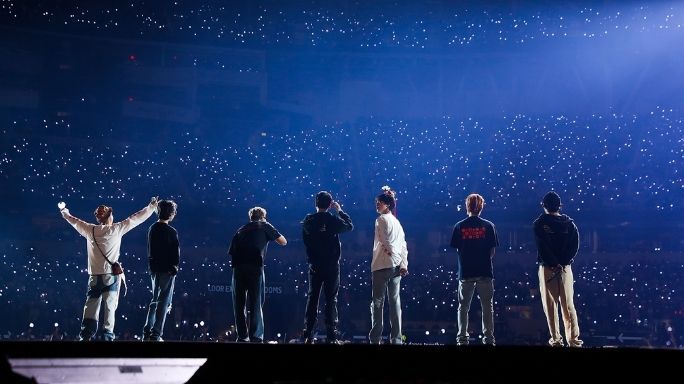 BTS live pe scenă – concert spectaculos cu coregrafii impresionante și energie vibrantă