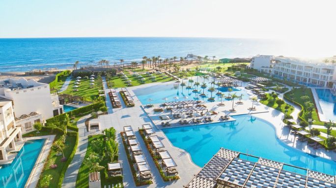 Забронируйте Jaz Grand Marsa в Марса-Аламе, Египет, с Voiaj International и спланируйте свой отдых просто и удобно.