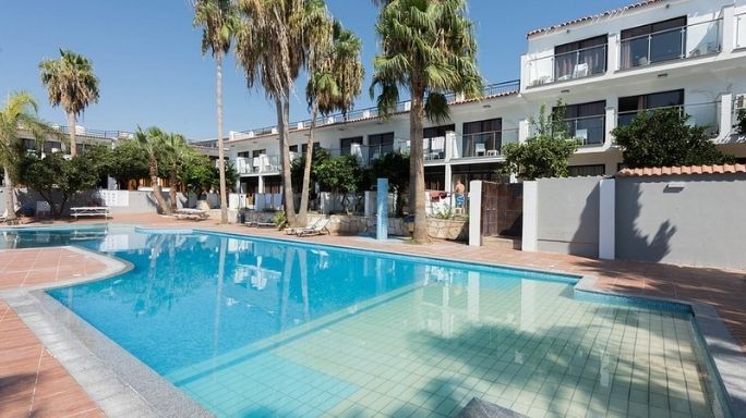 Забронируйте Pambos Napa Rocks, Айя-Напа, Кипр, вместе с Voiaj International и планируйте свой отдых легко и организованно.
