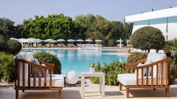 Забронируйте Grecian Park Hotel, Айя-Напа, Кипр, вместе с Voiaj International и планируйте свой отдых легко и организованно.