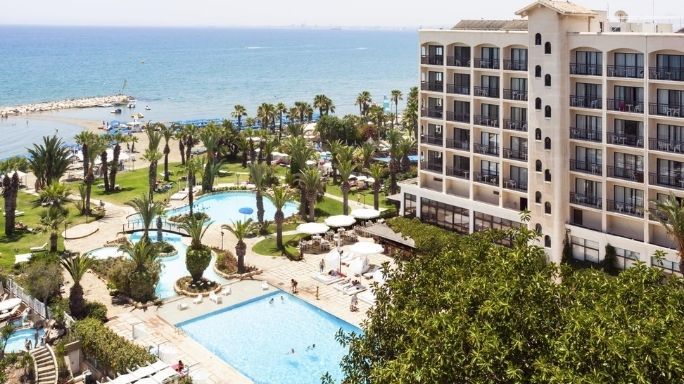 Забронируйте Sandy Beach Hotel, Ларнака, Кипр, вместе с Voiaj International и планируйте свой отдых легко и организованно.