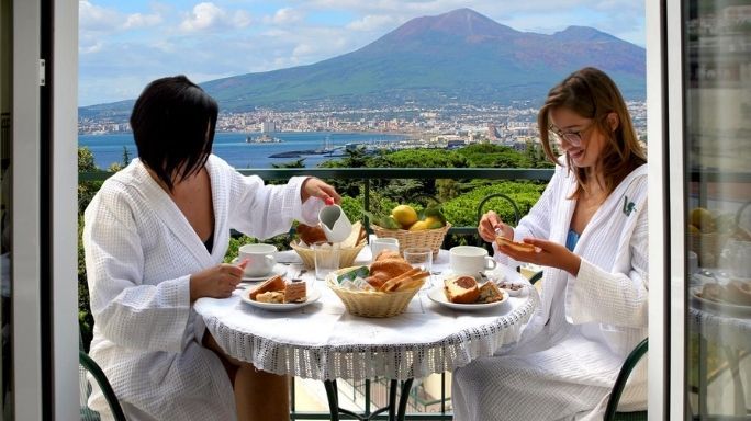 Rezervă Hotel Villa Serena, Coasta Sorrento, Italia, cu Voiaj International și planifică-ți sejurul într-un mod simplu și organizat.