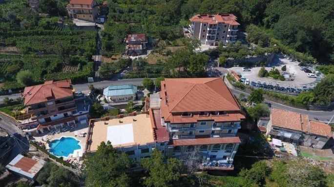 Rezervă Sant`angelo, Pimonte, Italia, cu Voiaj International și planifică-ți sejurul într-un mod simplu și organizat.