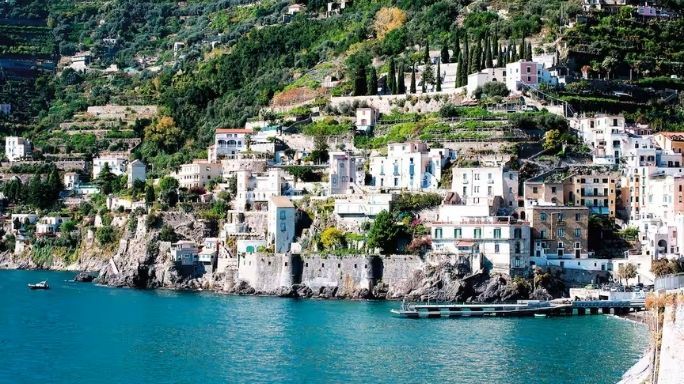 Забронируйте Santa Lucia Hotel, Минори, Италия, вместе с Voiaj International и планируйте свой отдых легко и организованно.
