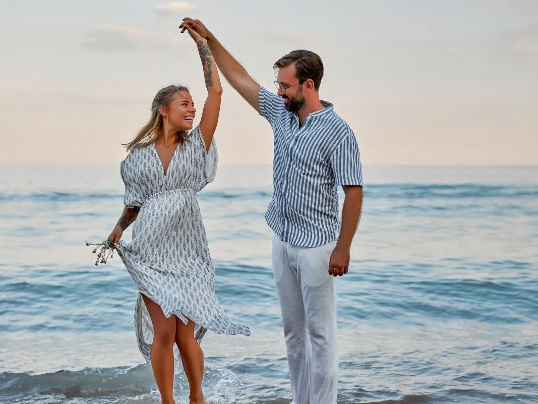 Piscinele și parcul acvatic de la Voyage Kundu 5★ Antalya, zonă de relaxare cu șezlonguri și divertisment pentru toate vârstele