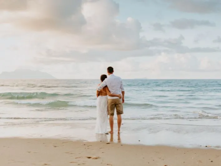 Пляж и бассейн отеля Trendy Perge Анталия — спокойная зона только для взрослых с шезлонгами и видом на море