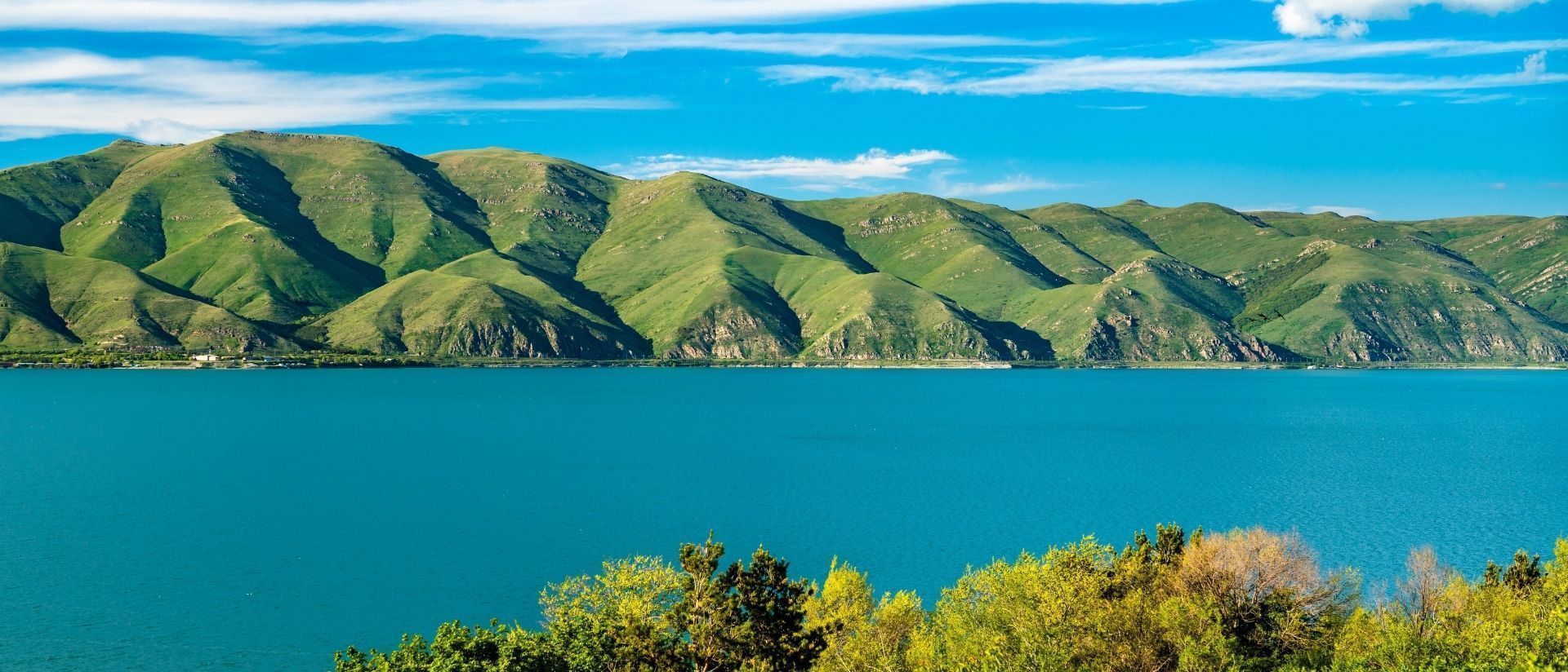 Панорамный вид Армении с горой Арарат, древними монастырями и природными пейзажами в рамках организованного тура на 4 дня