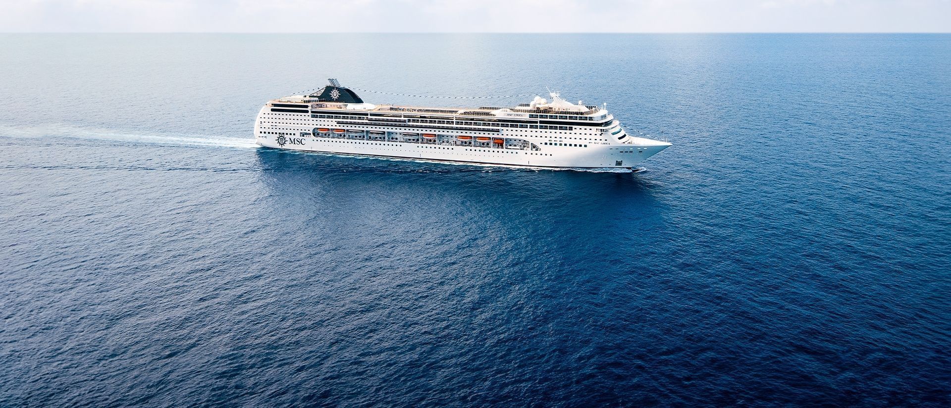 Navă de croazieră pe mare deschisă – experiență premium de vacanță